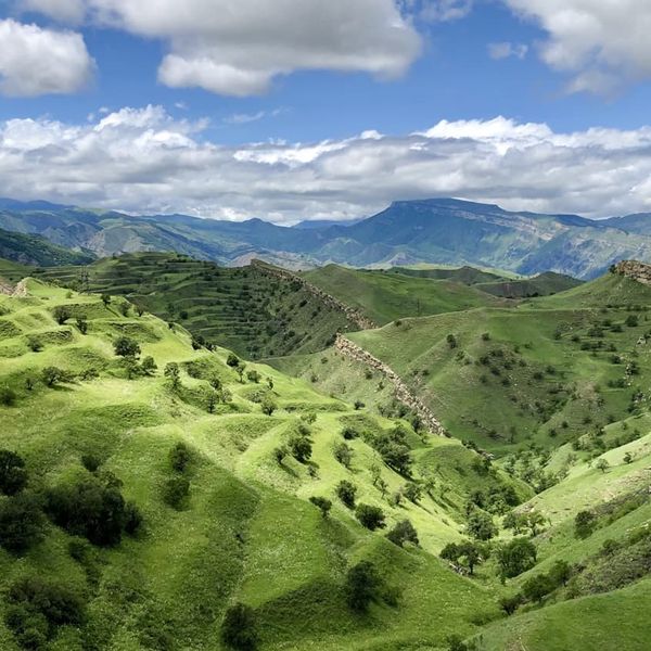 Green mountains in Dagestan - Photo by Jérôme Coupé